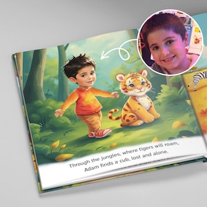 Pu&ograve; includere: Illustrazione di un libro per bambini che mostra un bambino con una camicia arancione e pantaloni marroni con un cucciolo di tigre. Il testo recita: "Attraverso le giungle, dove le tigri vagheranno, Adam trova un cucciolo, perso e solo."