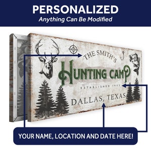 Puede incluir: Un letrero de madera r&uacute;stico con un logotipo de campamento de caza verde y blanco. El letrero presenta una cabeza de ciervo, un anzuelo, un pez y el texto "The Smith's Hunting Camp Established 1993 Dallas, Texas".
