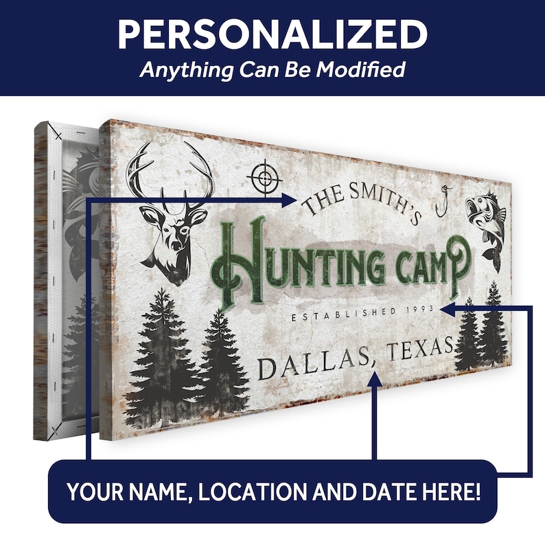 Puede incluir: Un letrero de madera r&uacute;stico con un logotipo de campamento de caza verde y blanco. El letrero presenta una cabeza de ciervo, un anzuelo, un pez y el texto "The Smith's Hunting Camp Established 1993 Dallas, Texas".