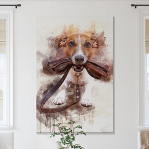 Op de afbeelding: Een aquarel schilderij van een bruine en witte hond met een bruine leren riem in zijn bek. De hond kijkt recht naar de kijker met een speelse uitdrukking. De achtergrond is een zachte aquarel was van bruin, oranje en geel.