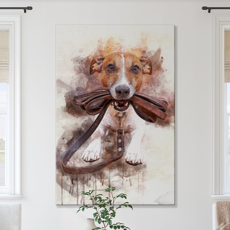 Op de afbeelding: Een aquarel schilderij van een bruine en witte hond met een bruine leren riem in zijn bek. De hond kijkt recht naar de kijker met een speelse uitdrukking. De achtergrond is een zachte aquarel was van bruin, oranje en geel.