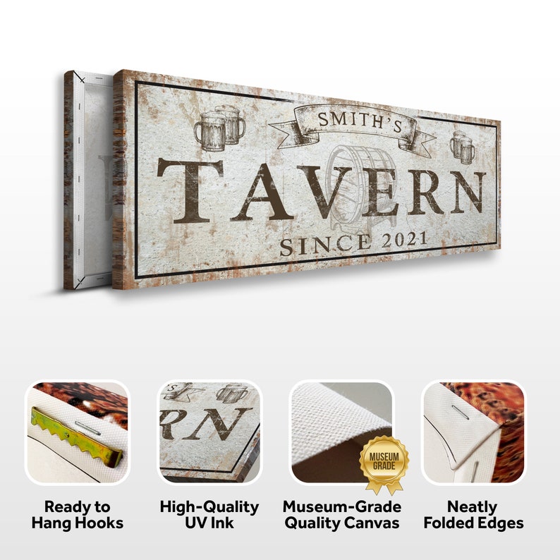 K&ouml;nnte beinhalten: Ein rustikales Holzschild mit dem Text "SMITH'S TAVERN SINCE 2021" in braunen Buchstaben. Das Schild zeigt ein Fass und zwei Bierkr&uuml;ge.