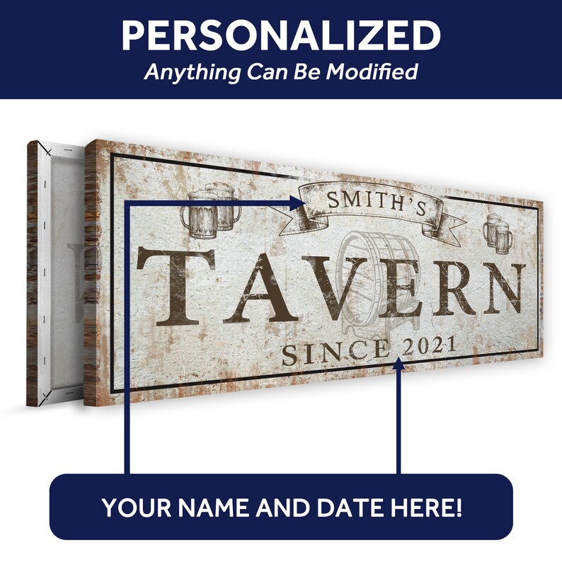 K&ouml;nnte beinhalten: Ein wei&szlig;es Holzschild mit einem abgenutzten Look, mit dem Text "SMITH'S TAVERN SINCE 2021". Das Schild hat ein rustikales Design mit einem Fass und Bierkr&uuml;gen.