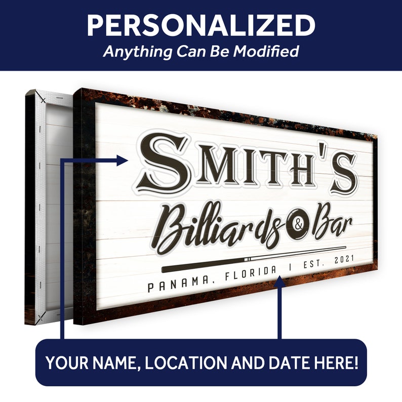 Puede incluir: Un letrero de madera blanca con un marco de madera marr&oacute;n y detalles oxidados. El letrero dice "Smith's Billiards & Bar" con un gr&aacute;fico de taco de billar y bola de billar. El texto "Panam&aacute;, Florida I Est. 2021" est&aacute; debajo del texto principal.