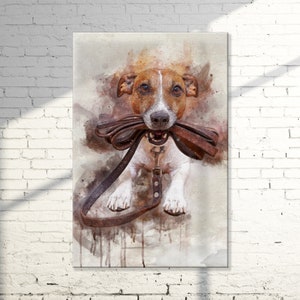 Op de afbeelding: Een aquarel schilderij van een bruine en witte hond met een bruine leren riem in zijn bek. De hond kijkt recht naar de kijker met een speelse uitdrukking. De achtergrond is een zachte aquarel was van bruin en wit.