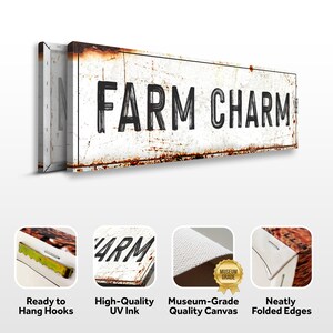 Puede incluir: Una impresi&oacute;n en lienzo blanco con un dise&ntilde;o de letrero de metal r&uacute;stico y desgastado. El letrero dice "FARM CHARM" en letras negras. La impresi&oacute;n tiene un aspecto desgastado y oxidado y est&aacute; lista para colgar con ganchos adjuntos.