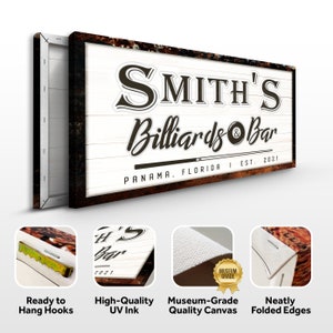 Puede incluir: Una impresi&oacute;n en lienzo blanco con un marco marr&oacute;n r&uacute;stico. La impresi&oacute;n presenta un letrero que dice "Smith's Billiards & Bar" con un taco de billar y una bola de billar. El letrero tambi&eacute;n incluye el texto "Panam&aacute;, Florida I Est. 2021".