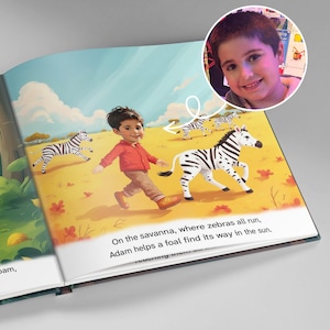 Pu&ograve; includere: Illustrazione di un libro per bambini che mostra un ragazzo con una giacca rossa e pantaloni marroni che corre con le zebre in una savana. Il testo recita: "Nella savana, dove corrono tutte le zebre, Adam aiuta un puledro a trovare la sua strada al sole."