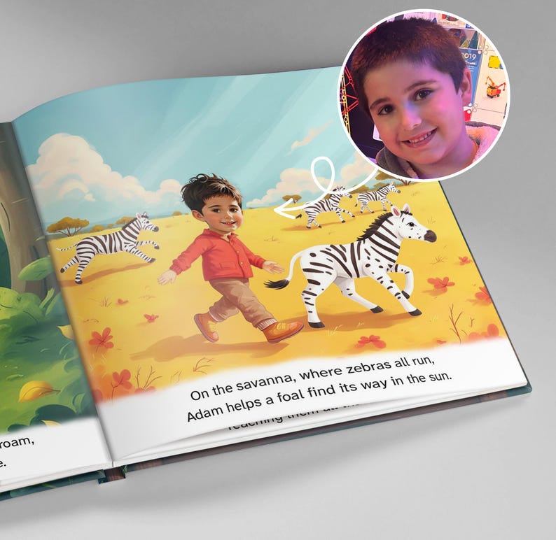 Pu&ograve; includere: Illustrazione di un libro per bambini che mostra un ragazzo con una giacca rossa e pantaloni marroni che corre con le zebre in una savana. Il testo recita: "Nella savana, dove corrono tutte le zebre, Adam aiuta un puledro a trovare la sua strada al sole."