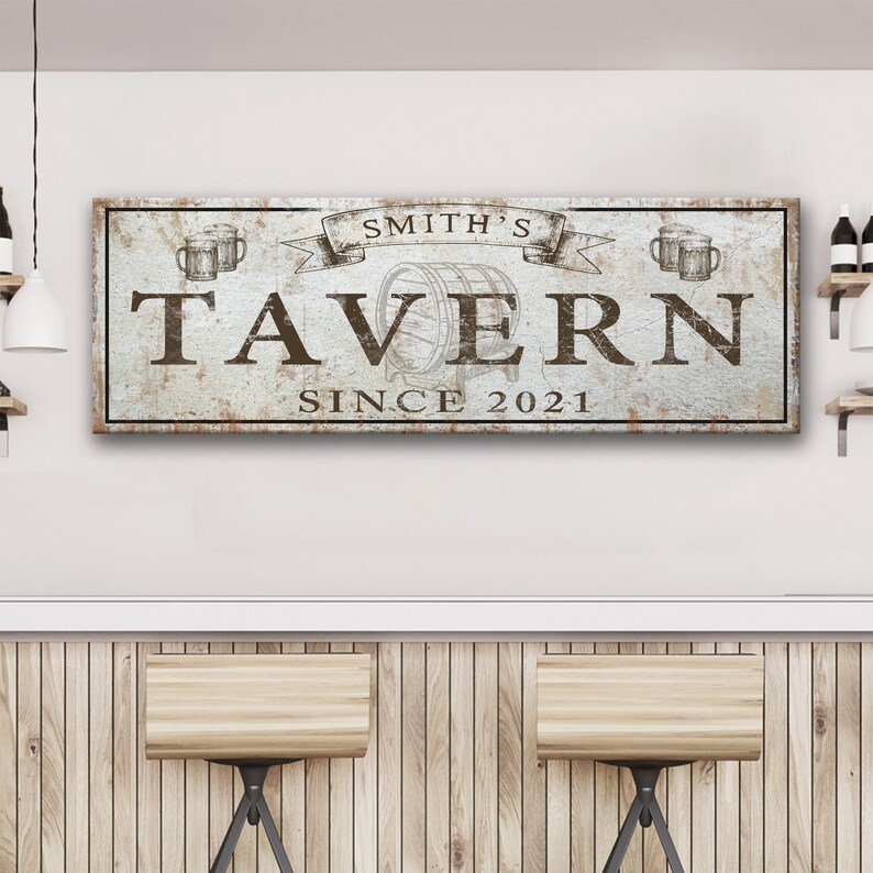 K&ouml;nnte beinhalten: Ein wei&szlig;es Holzschild mit braunem Text und Grafiken. Das Schild lautet "Smith's Tavern Since 2021" mit einem Fass und zwei Bierkr&uuml;gen.