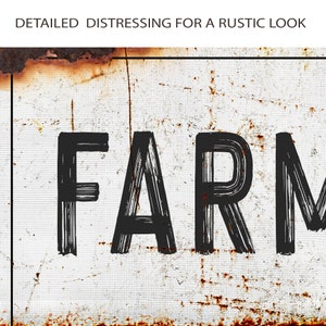 Puede incluir: Un letrero de metal blanco con la palabra "FARM" escrita en letras negras y desgastadas. El letrero tiene un aspecto r&uacute;stico y desgastado con manchas de &oacute;xido marrones.