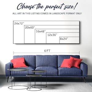 K&ouml;nnte beinhalten: Ein blaues Sofa mit roten Kissen und schwarzen Beistelltischen. &Uuml;ber dem Sofa zeigt eine wei&szlig;e Leinwand Gr&ouml;&szlig;enoptionen an: 61x183cm, 51x152cm, 41x122cm, 30x91cm und 20x61cm. Der Text lautet "W&auml;hlen Sie die perfekte Gr&ouml;&szlig;e!" und "ALLE KUNST IN DIESEM ANGEBOT IST NUR IM LANDSCHAFTSFORMAT".