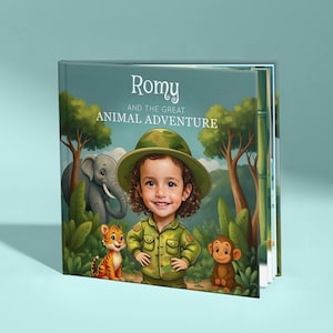 Pu&ograve; includere: Copertina di un libro per bambini intitolato "Romy e la Grande Avventura Animale". L'illustrazione mostra un bambino in tenuta da safari, circondato da animali dei cartoni animati, tra cui un elefante, una tigre e una scimmia. Lo sfondo &egrave; un paesaggio verde.