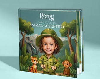 Könnte beinhalten: Kinderbuch mit dem Titel "Romy und das große Tierabenteuer". Das Cover zeigt eine Illustration eines Kindes in Safari-Kleidung, umgeben von Zeichentieren wie Elefant, Tiger und Affe. Der Hintergrund ist eine grüne Landschaft.