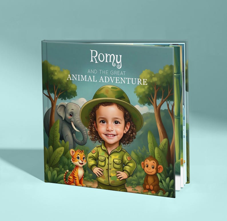 Pu&ograve; includere: Copertina di un libro per bambini intitolato "Romy e la Grande Avventura Animale". L'illustrazione mostra un bambino in tenuta da safari, circondato da animali dei cartoni animati, tra cui un elefante, una tigre e una scimmia. Lo sfondo &egrave; un paesaggio verde.