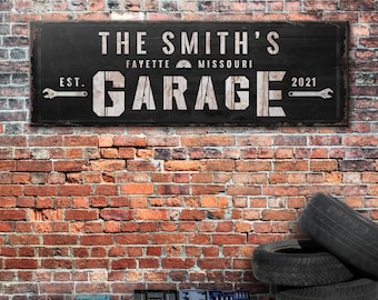 Puede incluir: Un letrero de madera negro con texto blanco que dice "The Smith's Garage Est. 2021 Fayette Missouri". El letrero tiene un icono de sierra circular y gráficos de llave.