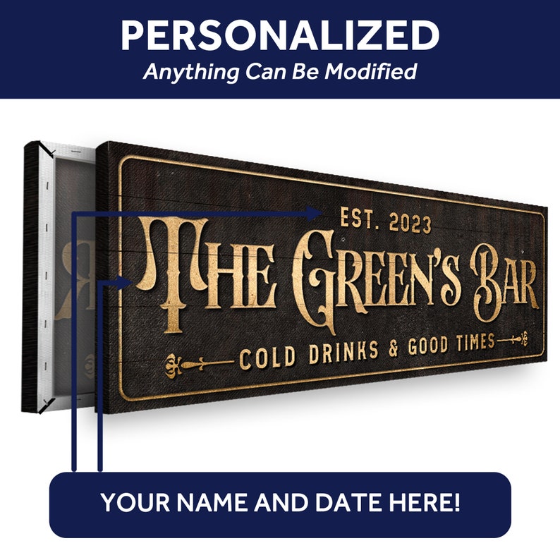 K&ouml;nnte beinhalten: Ein personalisiertes Holzschild mit dem Text "THE GREEN'S BAR" in goldenen Buchstaben. Das Schild enth&auml;lt auch den Text "EST. 2023" und "COLD DRINKS & GOOD TIMES" in kleineren goldenen Buchstaben. Das Schild hat einen dunklen Holzgrund und einen abgenutzten Look.