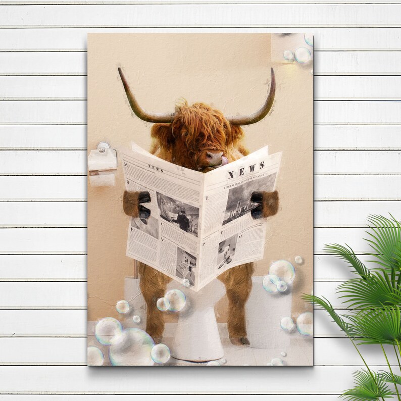 Puede incluir: Una vaca de las tierras altas con un pelaje marr&oacute;n y blanco peludo se sienta en un inodoro blanco y lee un peri&oacute;dico con la palabra "NEWS" impresa en la portada. La vaca est&aacute; rodeada de burbujas blancas.
