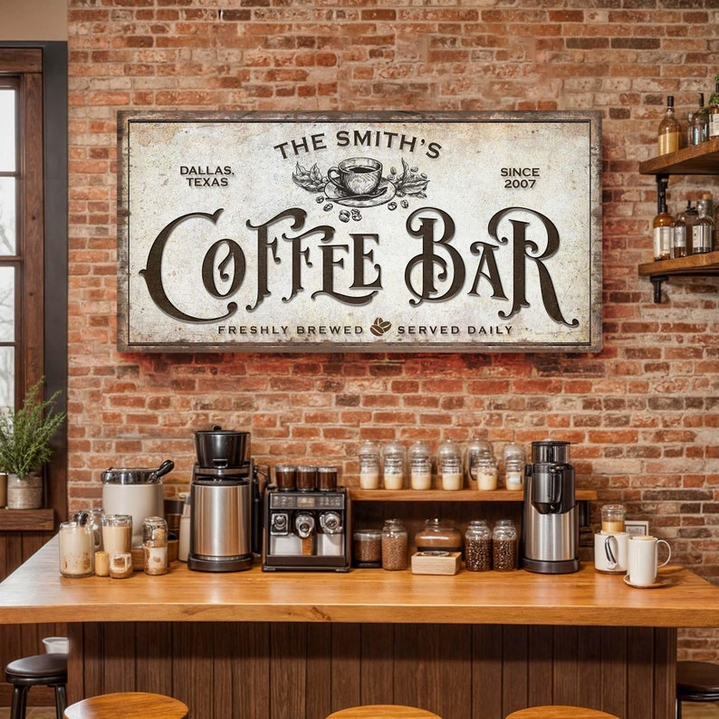 Może przedstawiać: W stylu vintage znak dla kawiarni, z tekstem "The Smith's Coffee Bar" w stylizowanym kroju pisma. Znak jest biały z czarnym napisem i przedstawia filiżankę kawy i ziarna kawy. Znak zawiera r&oacute;wnież tekst "Dallas, Texas" i "Since 2007".