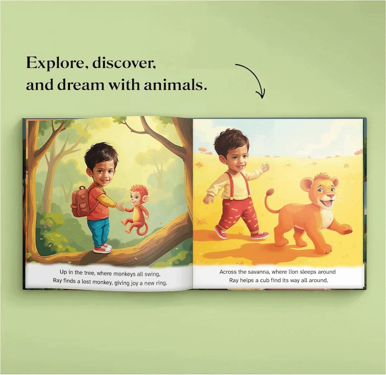 Pu&ograve; includere: Illustrazione di un libro per bambini con il testo "Esplora, scopri e sogna con gli animali". Raffigura un bambino con una scimmia e un bambino con un cucciolo di leone. Il testo sottostante recita: "Sull'albero, dove tutte le scimmie si dondolano. Ray trova una scimmia perduta, dando gioia a un nuovo anello."
