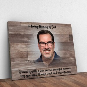 Puede incluir: Un lienzo conmemorativo de madera con una foto de un hombre sonriendo. El texto dice "En memoria cari&ntilde;osa de pap&aacute;. Un coraz&oacute;n de oro, un amor sincero, hermosos recuerdos te mantienen cerca. Siempre amado y extra&ntilde;ado para siempre."