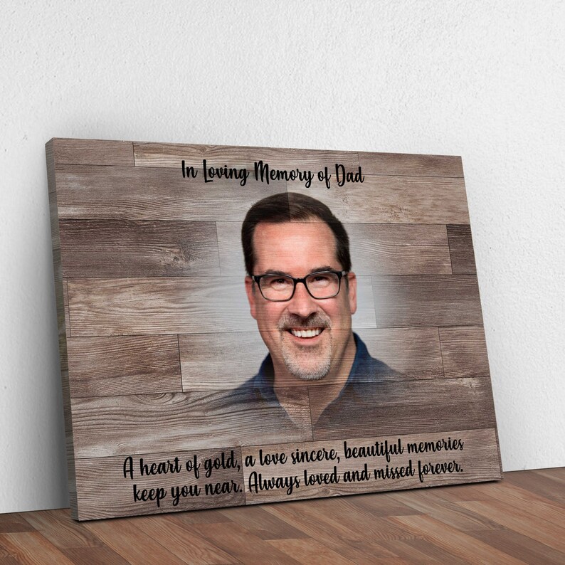 Puede incluir: Un lienzo conmemorativo de madera con una foto de un hombre sonriendo. El texto dice "En memoria cari&ntilde;osa de pap&aacute;. Un coraz&oacute;n de oro, un amor sincero, hermosos recuerdos te mantienen cerca. Siempre amado y extra&ntilde;ado para siempre."