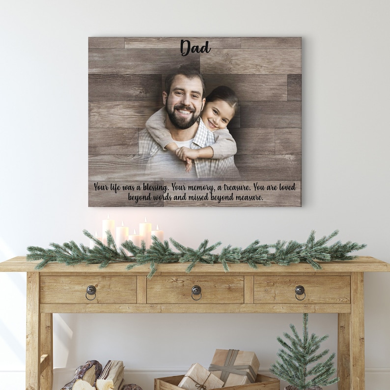 Puede incluir: Una impresi&oacute;n de lienzo de madera con una foto de un padre y una hija abraz&aacute;ndose. El texto "Dad" est&aacute; en la parte superior de la impresi&oacute;n. El texto "Your life was a blessing. Your memory, a treasure. You are loved beyond words and missed beyond measure." est&aacute; en la parte inferior de la impresi&oacute;n.