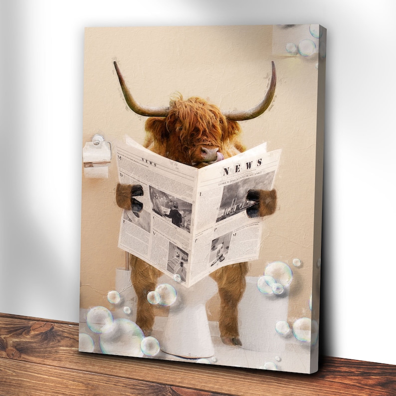 Puede incluir: Una vaca de las tierras altas con una camisa blanca se sienta en un inodoro y lee un peri&oacute;dico con la palabra "NEWS" impresa en &eacute;l. La vaca est&aacute; rodeada de burbujas de jab&oacute;n.