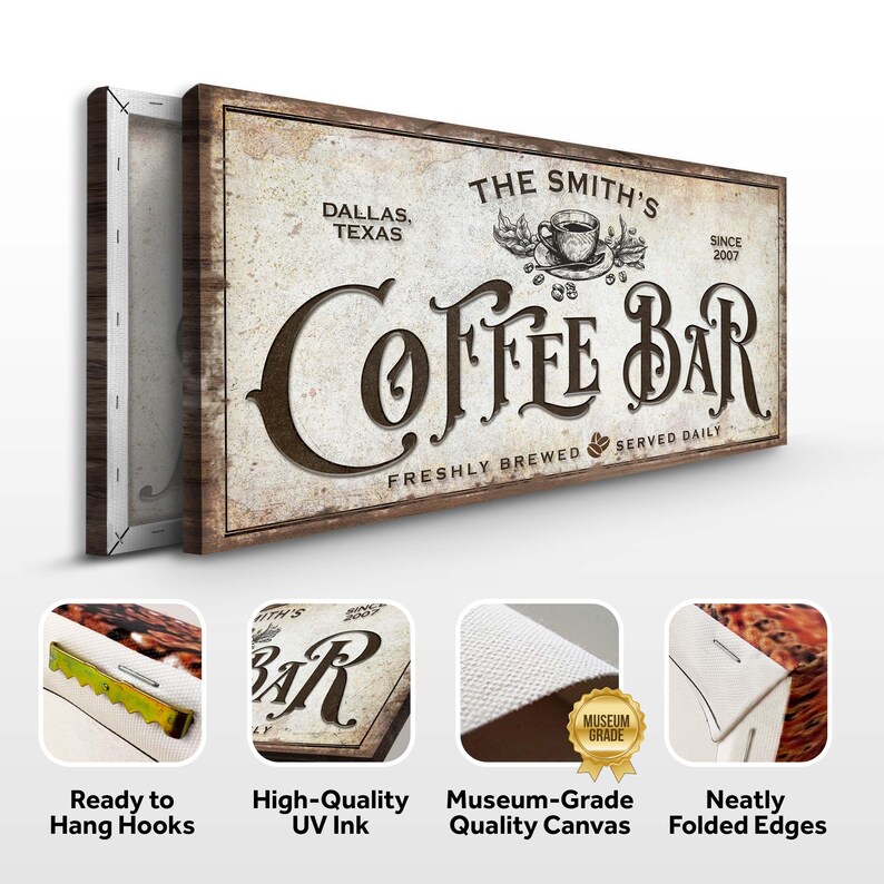 Może przedstawiać: W stylu vintage znak kawiarni z napisem "The Smith's Coffee Bar" w brązowych literach na białym tle. Znak jest oprawiony w drewno i zawiera napis "Dallas, Texas" oraz "Since 2007" mniejszymi literami. Znak zawiera r&oacute;wnież napis "Freshly Brewed Served Daily".