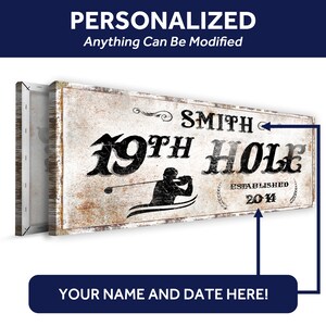 Puede incluir: Un letrero de madera blanco con un aspecto desgastado, con el texto "SMITH 19TH HOLE ESTABLISHED 2014". Se muestra una silueta de un golfista balanceando un palo de golf. El letrero es perfecto para el hogar o la oficina de un entusiasta del golf.