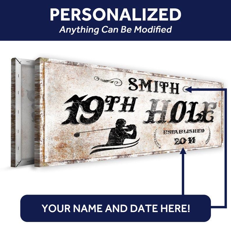 Puede incluir: Un letrero de madera blanco con un aspecto desgastado, con el texto "SMITH 19TH HOLE ESTABLISHED 2014". Se muestra una silueta de un golfista balanceando un palo de golf. El letrero es perfecto para el hogar o la oficina de un entusiasta del golf.