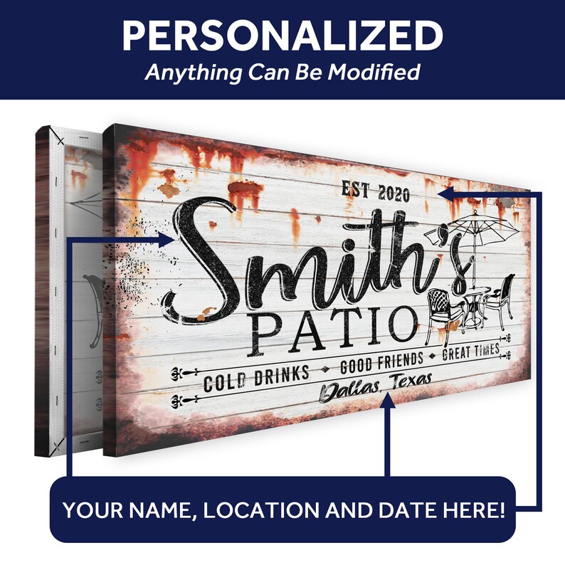 K&ouml;nnte beinhalten: Ein wei&szlig;es Holzschild mit einem abgenutzten, rostigen Aussehen. Das Schild tr&auml;gt die Aufschrift "Smith's Patio" mit dem Text "EST 2020", "COLD DRINKS", "GOOD FRIENDS", "GREAT TIMES" und "Dallas, Texas".
