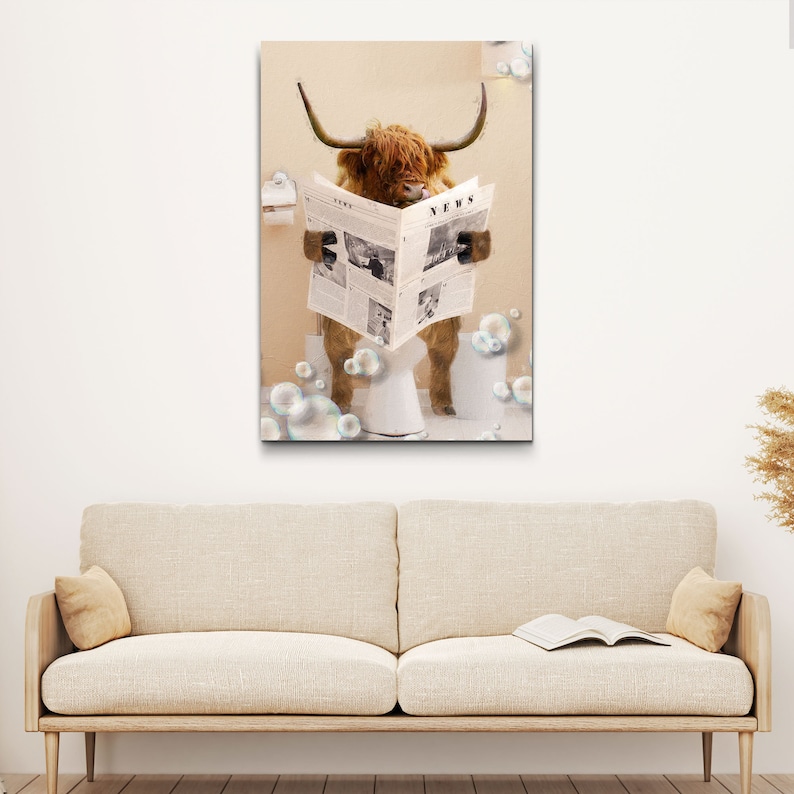 Puede incluir: Una vaca Highland marr&oacute;n y blanca est&aacute; sentada en un inodoro blanco, leyendo un peri&oacute;dico con la palabra "NEWS" impresa en &eacute;l. La vaca est&aacute; rodeada de burbujas blancas.