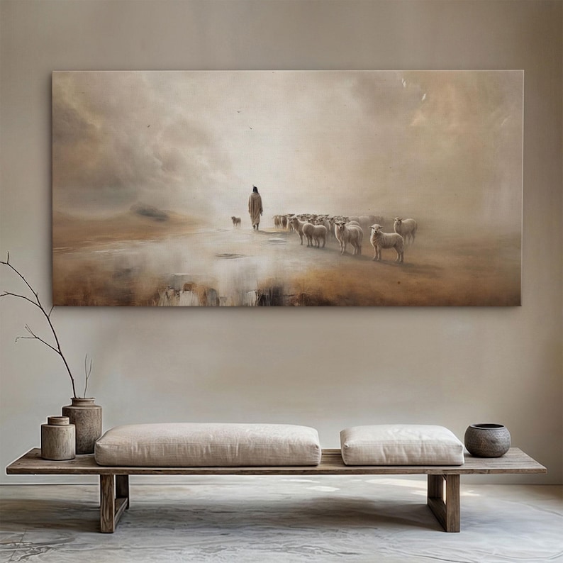 Puede incluir: Una pintura rectangular de gran tama&ntilde;o representa a un pastor y un reba&ntilde;o de ovejas en un paisaje brumoso en tonos sepia. La obra de arte presenta una figura solitaria caminando con un perro, seguida de un grupo de ovejas. La escena evoca tranquilidad y vida pastoral.