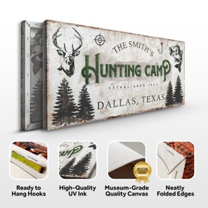Puede incluir: Una impresi&oacute;n de lienzo r&uacute;stico con un fondo blanco y texto verde que dice "The Smith's Hunting Camp Established 1993 Dallas, Texas". La impresi&oacute;n presenta una cabeza de ciervo, un anzuelo de pesca y dos pinos.