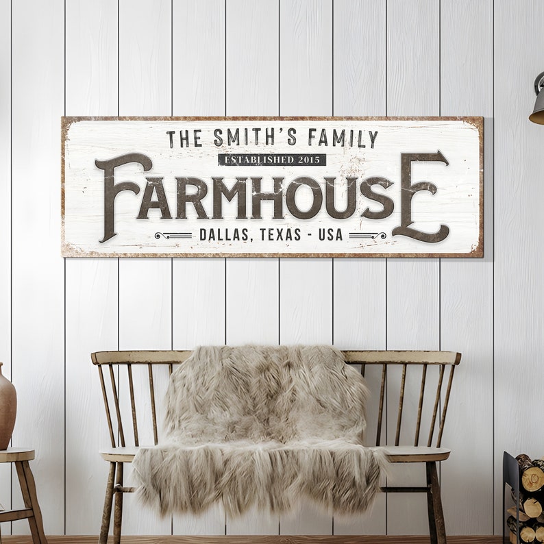 K&ouml;nnte beinhalten: Ein wei&szlig;es Holzschild mit abgenutzter Farbe und schwarzem Text, der "The Smith's Family Established 2015 Farmhouse Dallas, Texas - USA" lautet.