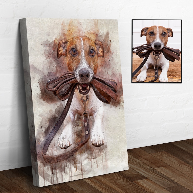 Op de afbeelding: Een aquarel schilderij van een bruine en witte hond met een bruine leren riem in zijn bek. De hond kijkt met open bek naar de camera. De achtergrond is lichtbruin met aquarel spatten.