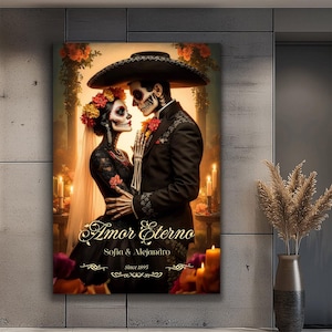 Puede incluir: Un lienzo que presenta una pareja con temática del Día de Muertos abrazándose. El hombre viste un traje negro y un sombrero, mientras que la mujer lleva un vestido negro con detalles florales. Se muestra el texto "Amor Eterno", junto con los nombres Sofia & Alejandro y "Since 1895".