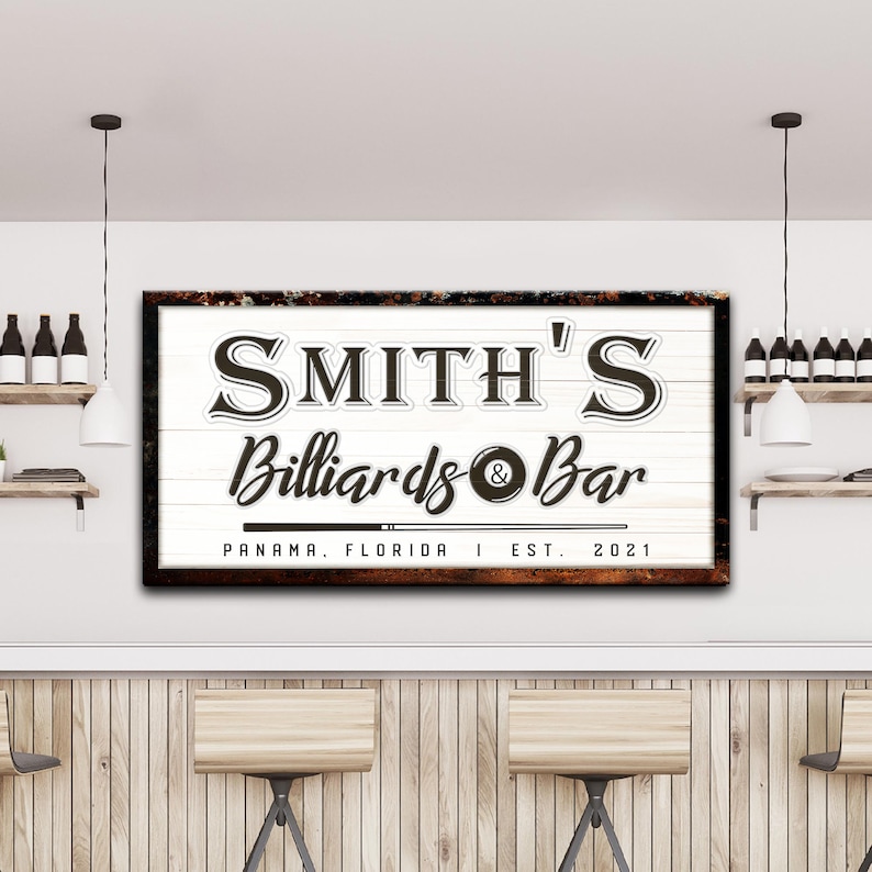 Puede incluir: Un letrero de madera blanco con bordes marrones desgastados y texto que dice "Smith's Billiards & Bar", "Panam&aacute;, Florida", y "Est. 2021".
