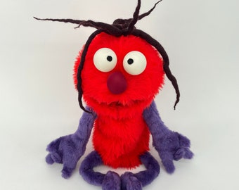 Red Monster avec accent violet - marionnette à main, style muppet avec dreads