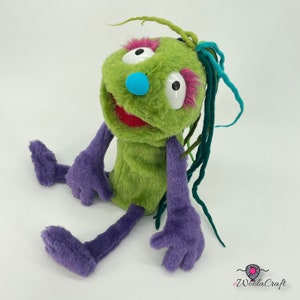Groene melancholie met paars accent - handpop, muppetstijl