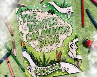 Può includere: Un libro da colorare verde e bianco con il titolo "The Zooted Coloring Book" e il nome dell'artista "SadLyCiara". La copertina presenta una nuvola di cartone animato con un design a foglia di marijuana e un fantasma.