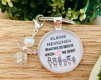 KLEINE MENSCHEN Geschenk Erzieherin Kita Kindergarten Abschied Schutzengel Danke Tagesmutter Schlüsselanhänger Cabochon Spruch Herzen