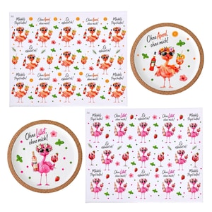 Könnte beinhalten: Weiße rechteckige und runde Dekotabletts und eine Tischmatte mit einer Flamingo-Illustration. Der Flamingo trägt eine Sonnenbrille und einen Blumenkranz und hält eine Flasche und einen Cocktail. Text: "Ohne Aperol, ohne mich!" und "Ohne Lillet, ohne mich!"