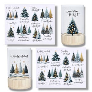 Könnte beinhalten: Weihnachtsdekoration mit Illustrationen von immergrünen Bäumen in verschiedenen Stilen und Farben, mit goldenen Sternakzenten. Das Bild enthält zwei dekorative Glaskerzenhalter mit einem Weihnachtsbaum im Inneren und zwei Karten.