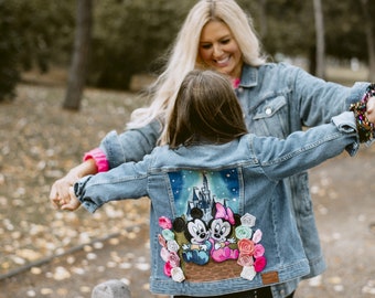 Chaqueta vaquera estilo vintage pintada con Minnie y Mickey Mouse de bebé y  castillo