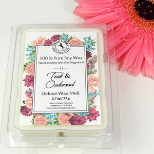Może przedstawiać: Biały wosk do topienia z kwiatowym wzorem i tekstem "100% Pure Soy Wax hand poured with fine fragrance Teak & Oudwood Deluxe Wax Melt 2.7 oz/77g Unicorn Magic Skincare Hollywood, CA 90046 Etsy: UnicornMagicSkincare"