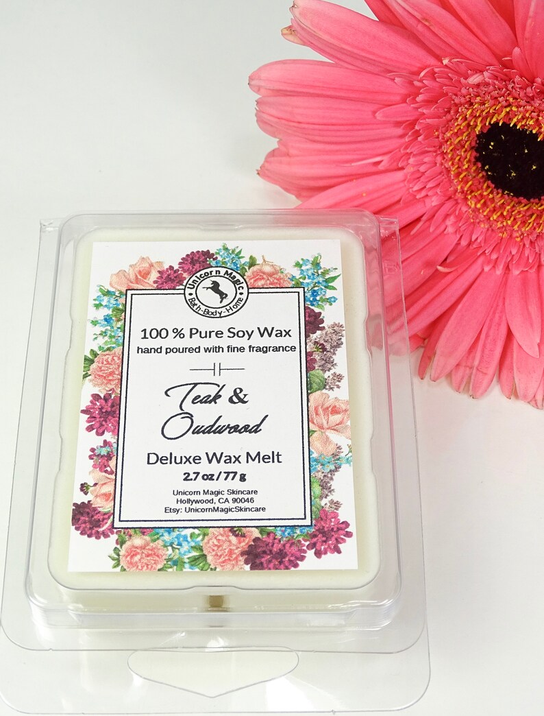 Może przedstawiać: Biały wosk do topienia z kwiatowym wzorem i tekstem "100% Pure Soy Wax hand poured with fine fragrance Teak & Oudwood Deluxe Wax Melt 2.7 oz/77g Unicorn Magic Skincare Hollywood, CA 90046 Etsy: UnicornMagicSkincare"