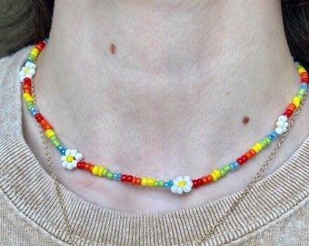 Cadena de margaritas arcoíris, cadena de margaritas indie con cuentas, gargantilla de margaritas hippie apilable, collar de flores arcoíris Y2K, gargantilla de margaritas bohemia con cuentas de semillas