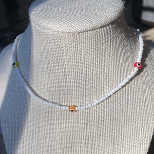 White Evil Eye Seed Beaded Necklace, Minimalistic Evil Eye Beaded Choker, White Bead Necklace with Healing Evil Eyes, Boho Hippie Choker
